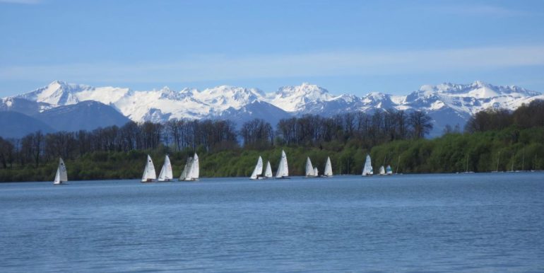 94 Lac de Gabas nautisme avec Pyrénées en fond