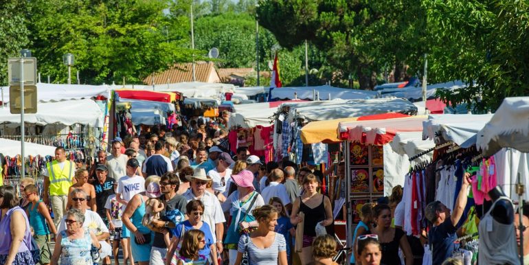 039 marché à 200m de la résidence en saison