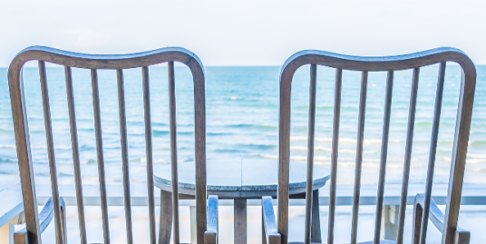 Appartement a vendre en bord de mer avec chaises pres de la plage