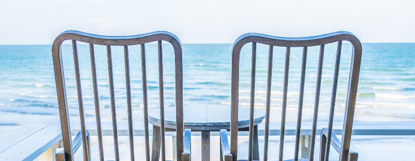 Appartement a vendre en bord de mer avec chaises pres de la plage