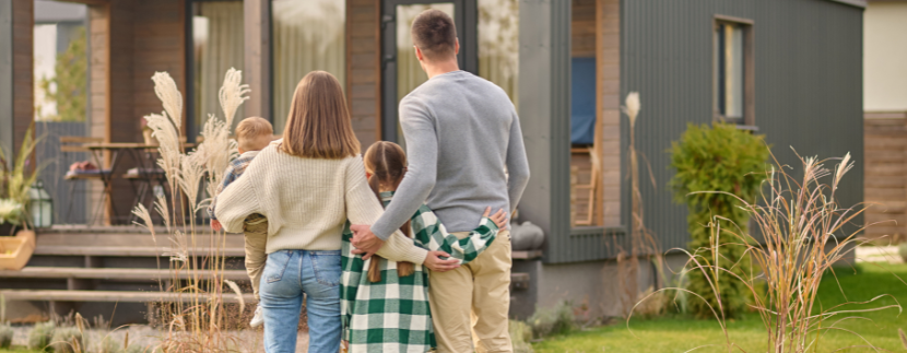 Famille regarde maison neuve