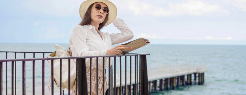 femme devant une maison en bord de mer