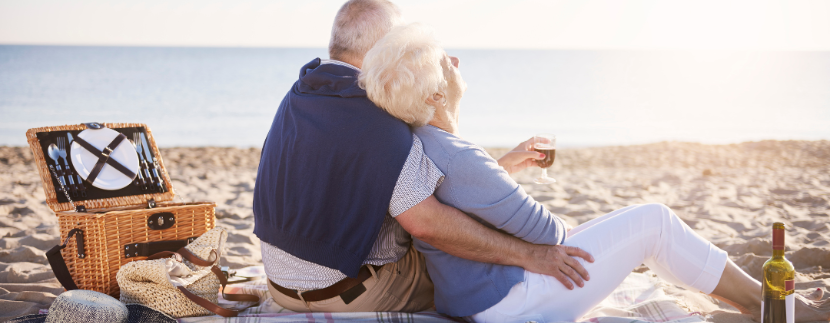 retraités devant maison neuve en bord de mer