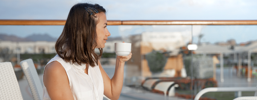 Jeune femme dans appartement à vendre en bord de mer