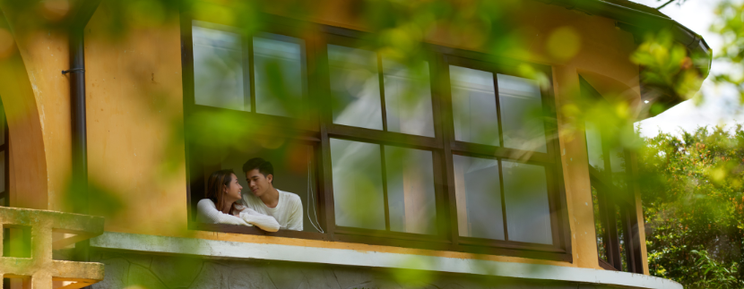 Couple dans maison a vendre pres de la mer