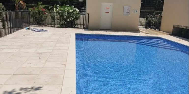 002 Piscine et sa plage