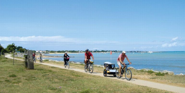 mini-085 piste cyclable le long des plages
