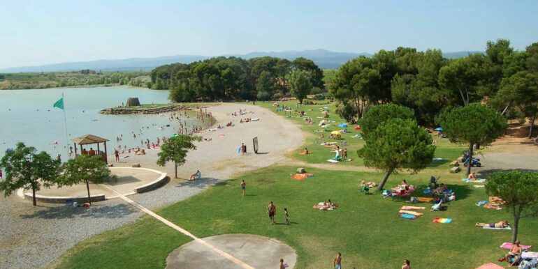 Le Lac et ses plages ombragées