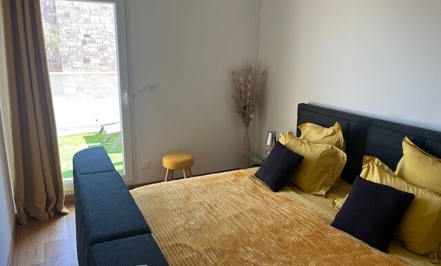 chambre avec lit tv intégrée